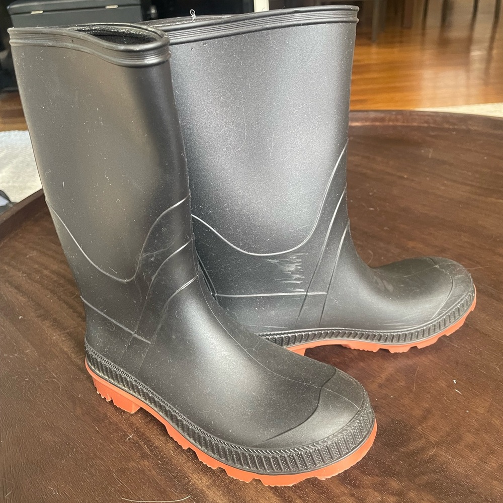 Simple rain boots